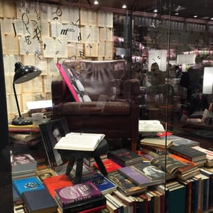 ร้านหนังสือ + กาแฟในยุค 90s